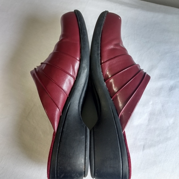 Croft & Barrow Maroon Pewter Clogs - Picture 7 of 7